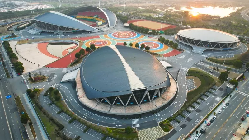 Ndërtimi popullor i Stadiumit Ndërkombëtar të çelikut